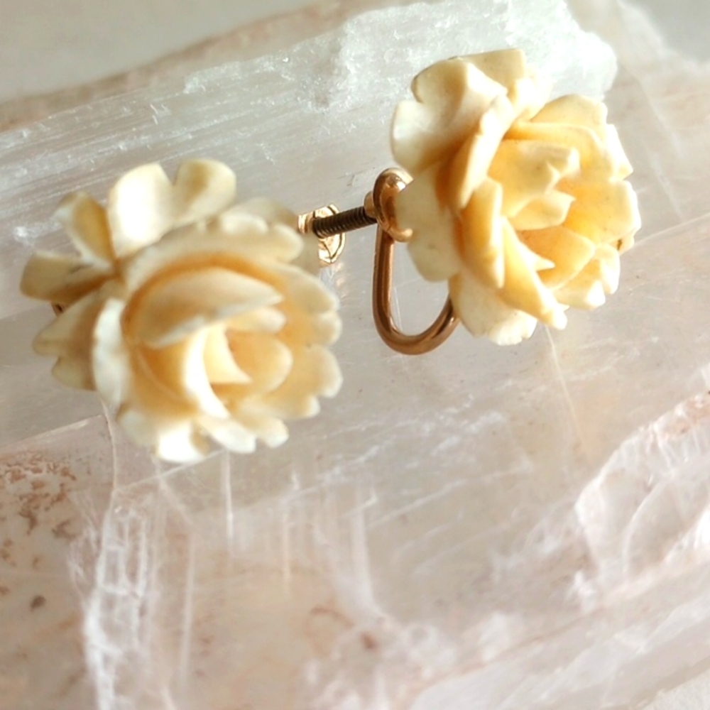 VAN DELL VINTAGE GOLD FILLED 1/20 G.F. CARVED FLOWERS SCREW BACK EARRINGS.